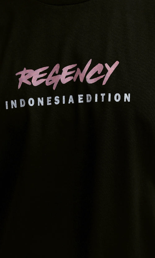 تي شيرت مطبوع "Regency" سهل الارتداء - أسود