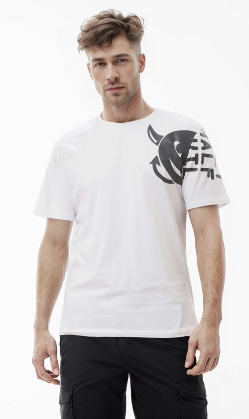 تيشيرت أبيض مطبوع بأكمام قصيرة