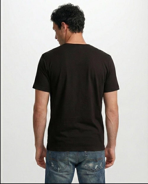 تي شيرت رجالي أسود بشعار جرافيك من ريفين