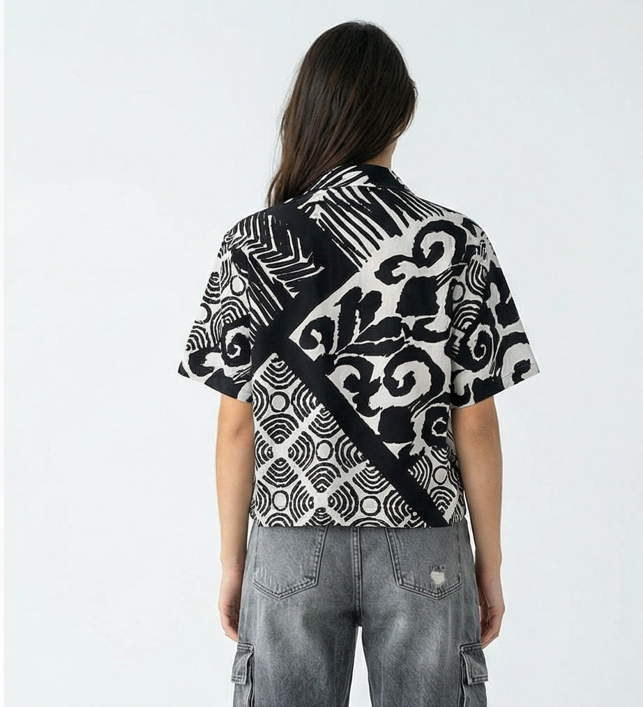 Women's Monochrome Abstract Print Short Sleeve Shirt - R217029