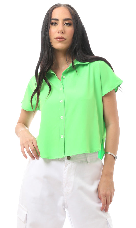 قميص بياقة مطوية بأكمام قصيرة باللون الأخضر الليموني