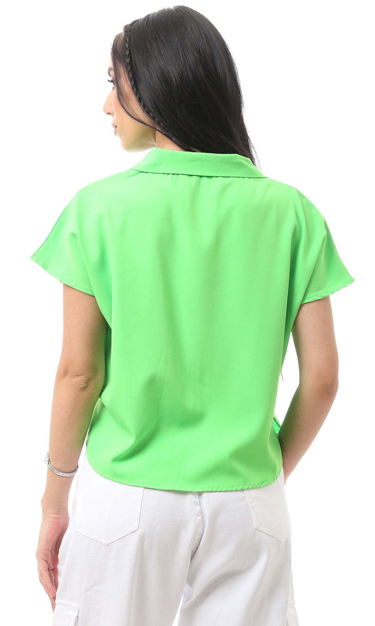 قميص بياقة مطوية بأكمام قصيرة باللون الأخضر الليموني