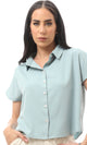 قميص أزرق فاتح بأكمام قصيرة وأزرار
