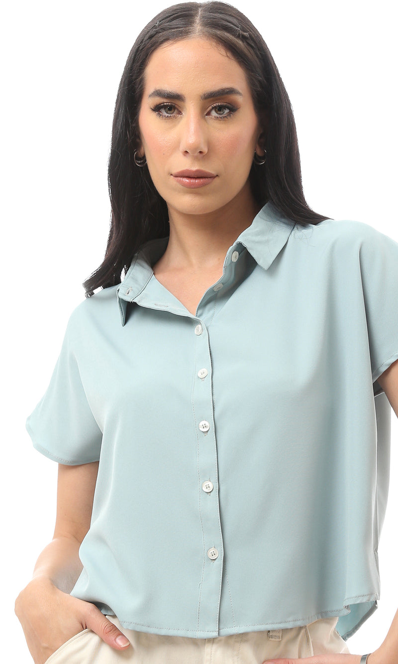 قميص أزرق فاتح بأكمام قصيرة وأزرار