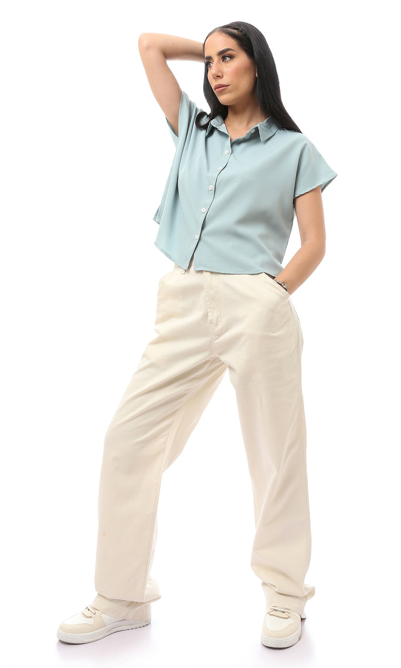 قميص أزرق فاتح بأكمام قصيرة وأزرار