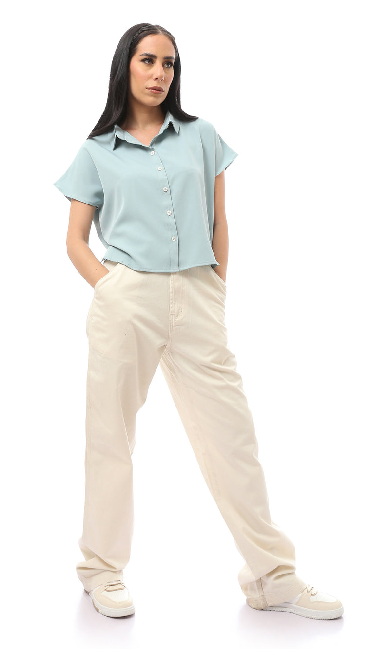 قميص أزرق فاتح بأكمام قصيرة وأزرار