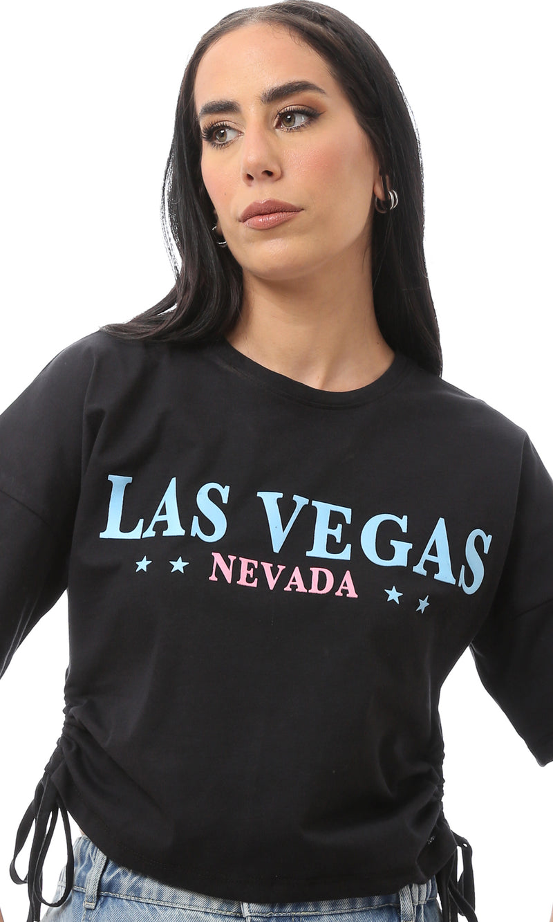 تيشيرت أسود مطبوع بأكمام قصيرة ورقبة مستديرة