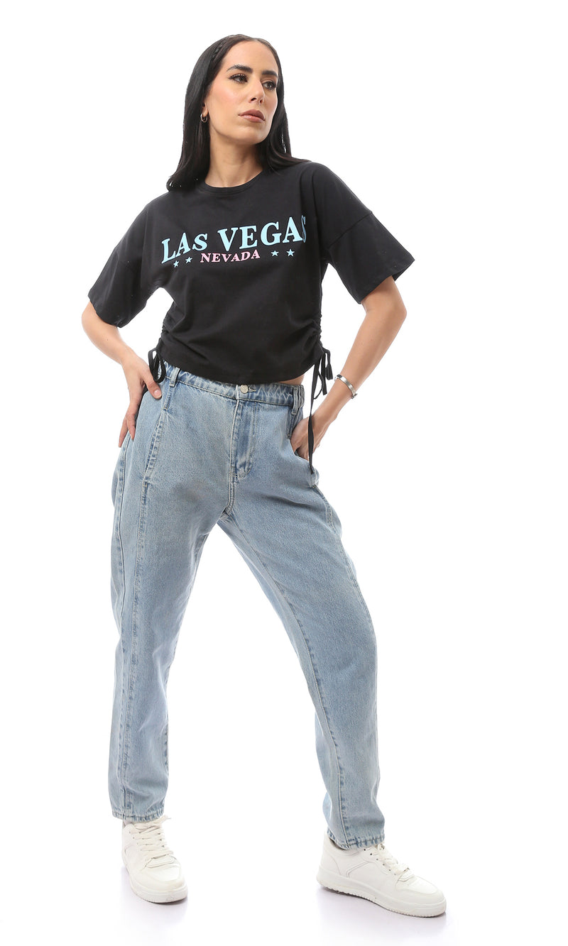 تيشيرت أسود مطبوع بأكمام قصيرة ورقبة مستديرة