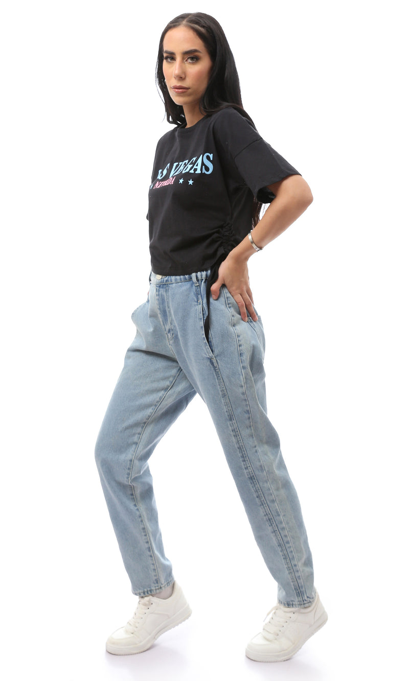 تيشيرت أسود مطبوع بأكمام قصيرة ورقبة مستديرة