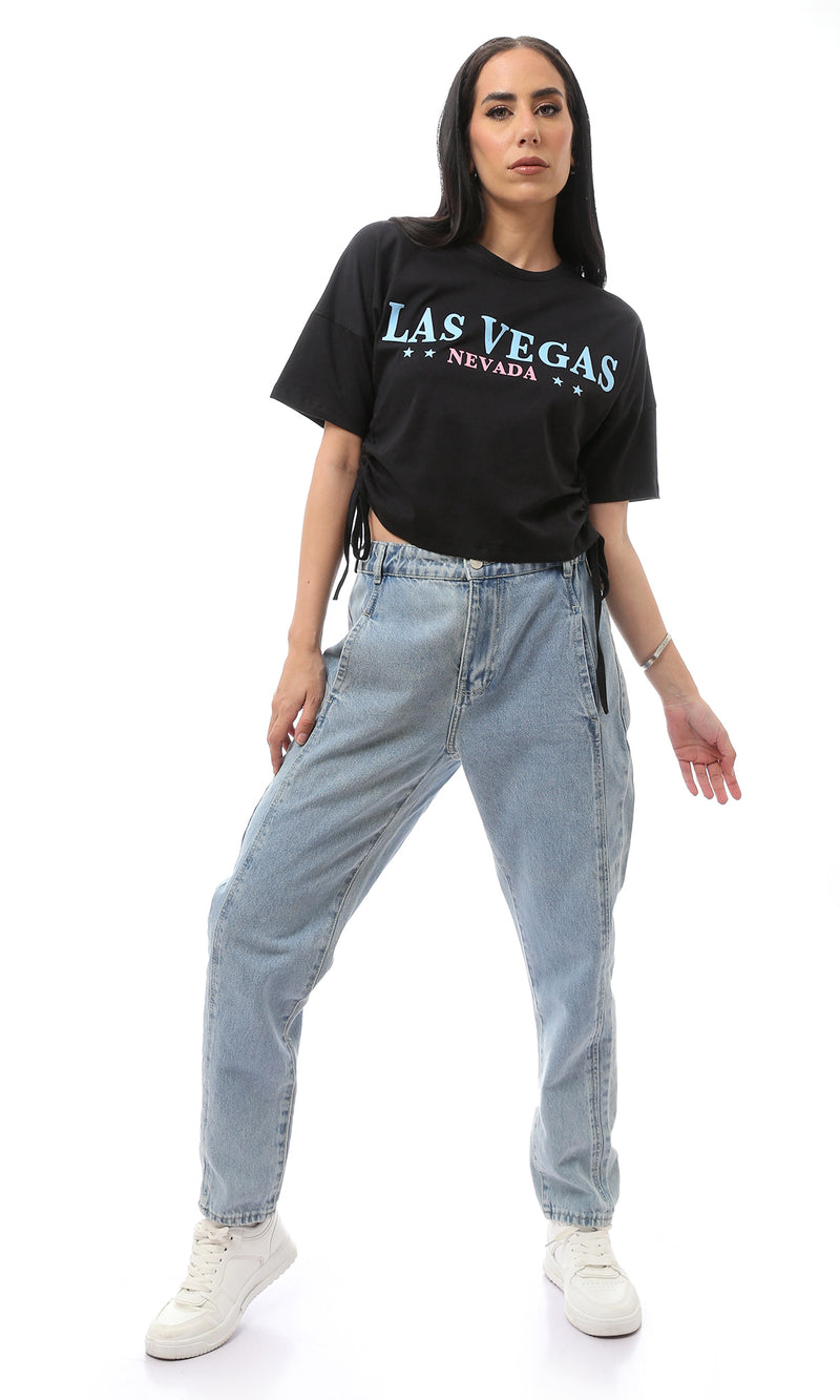 تيشيرت أسود مطبوع بأكمام قصيرة ورقبة مستديرة