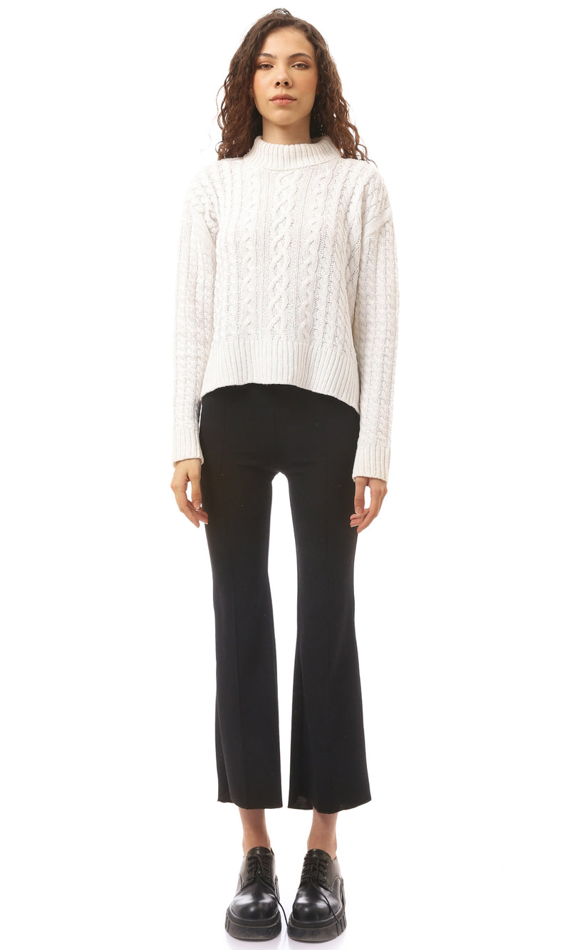 بلوفر أوف وايت سهل الارتداء برقبة عالية مطوية