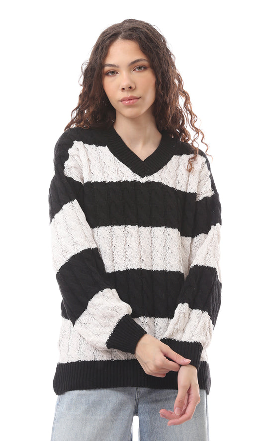 O169851 Black & White Acrylic Long Sleeve Pullover