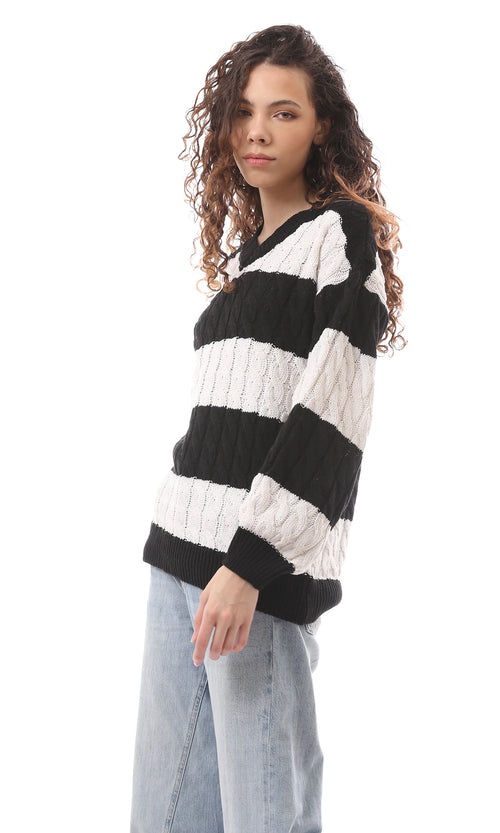 O169851 Black & White Acrylic Long Sleeve Pullover