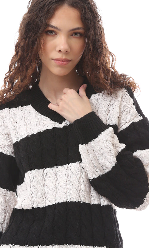 O169851 Black & White Acrylic Long Sleeve Pullover