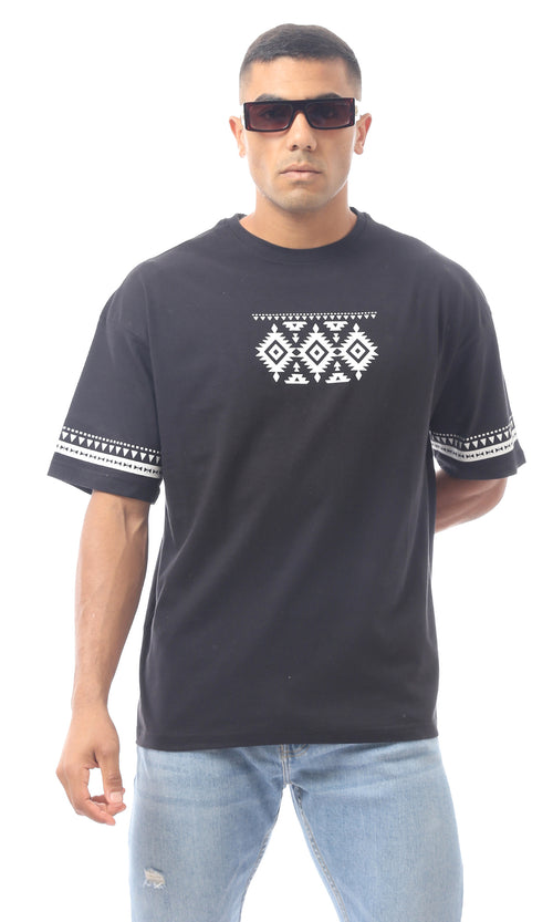 تيشيرت أسود مطبوع برقبة دائرية سهل الارتداء