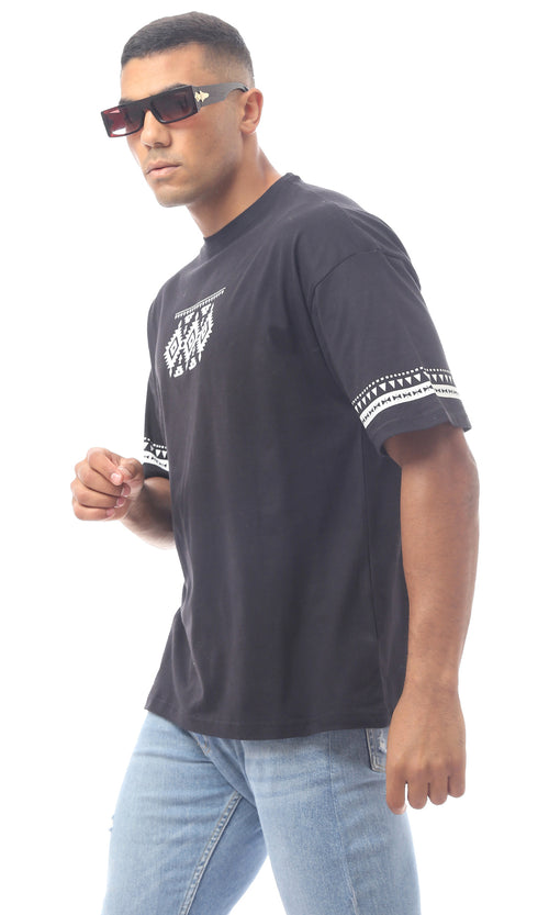 تيشيرت أسود مطبوع برقبة دائرية سهل الارتداء