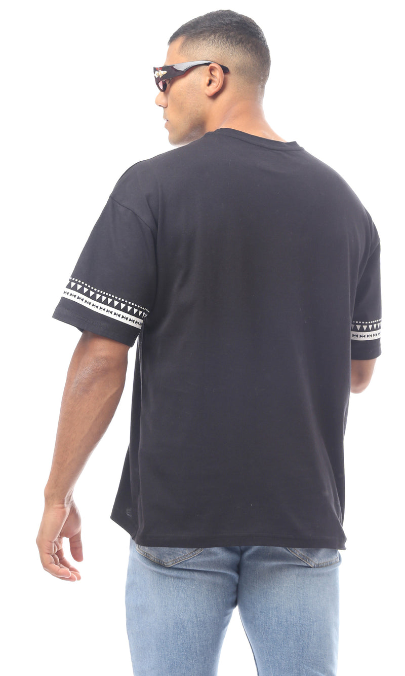 تيشيرت أسود مطبوع برقبة دائرية سهل الارتداء