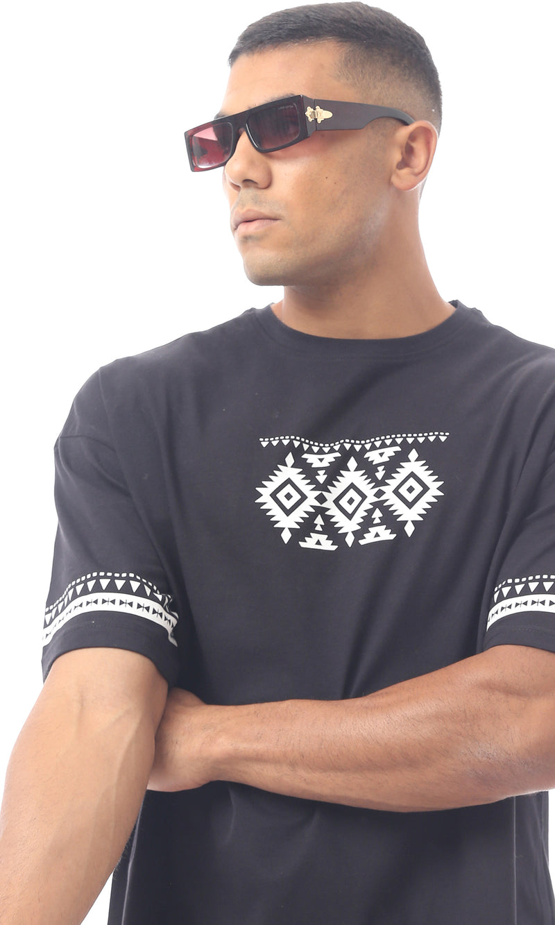 تيشيرت أسود مطبوع برقبة دائرية سهل الارتداء