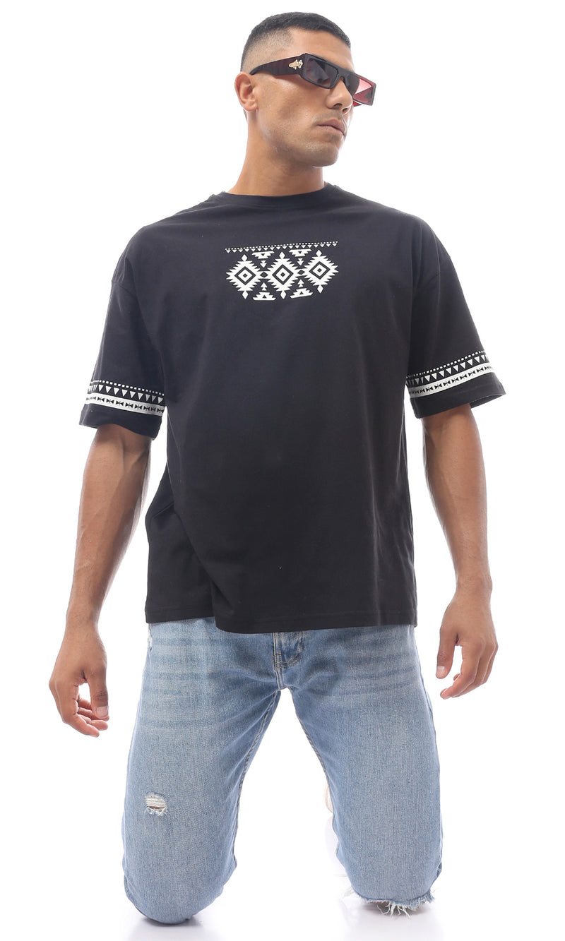 تيشيرت أسود مطبوع برقبة دائرية سهل الارتداء