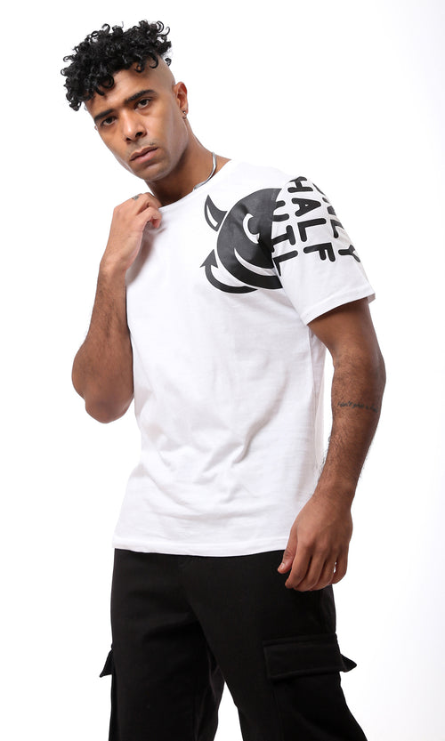 تيشيرت أبيض مطبوع بأكمام قصيرة