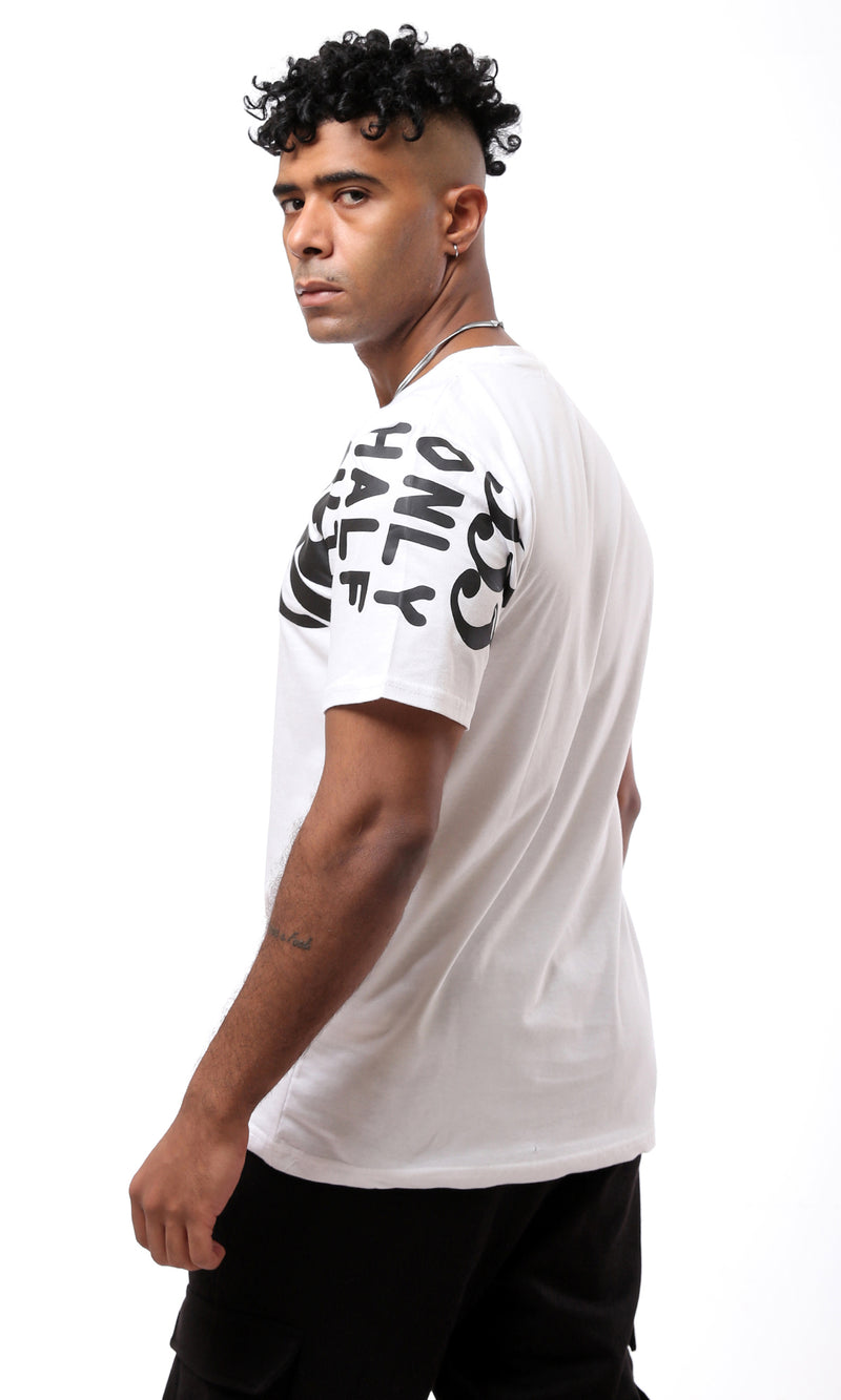 تيشيرت أبيض مطبوع بأكمام قصيرة