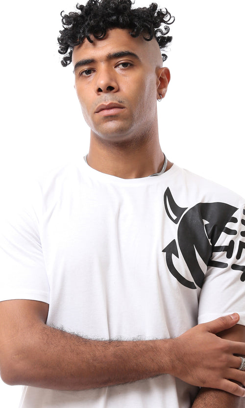 تيشيرت أبيض مطبوع بأكمام قصيرة