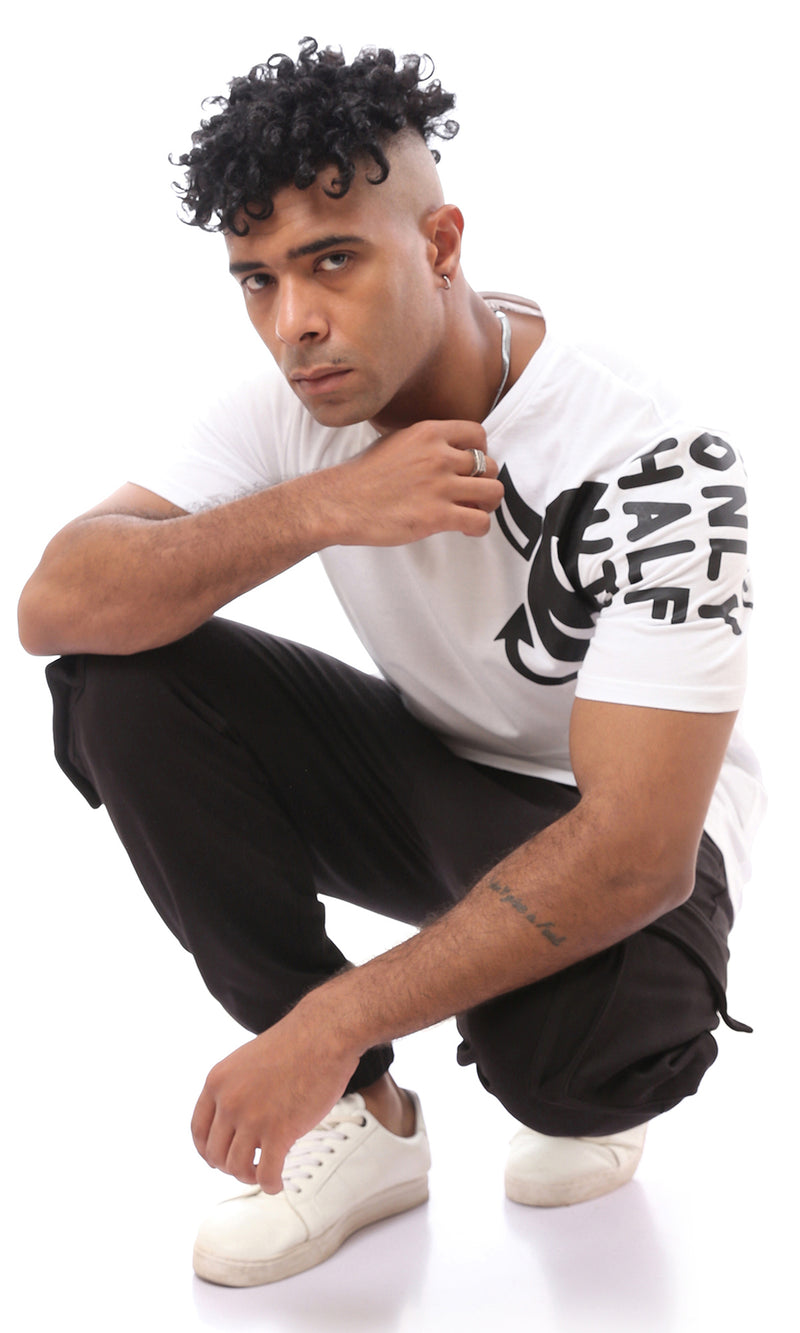 تيشيرت أبيض مطبوع بأكمام قصيرة