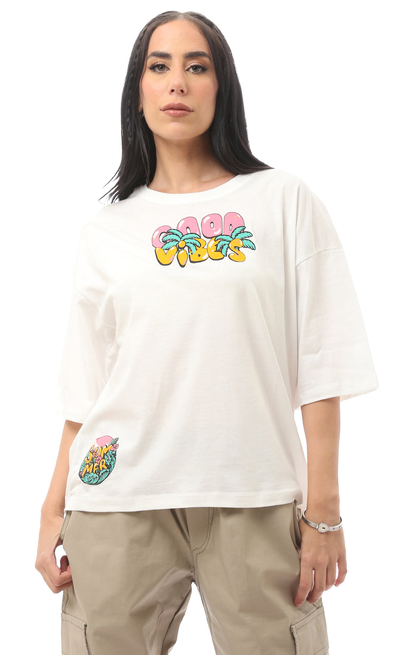 تيشيرت أبيض مطبوع قصير الأكمام سهل الارتداء