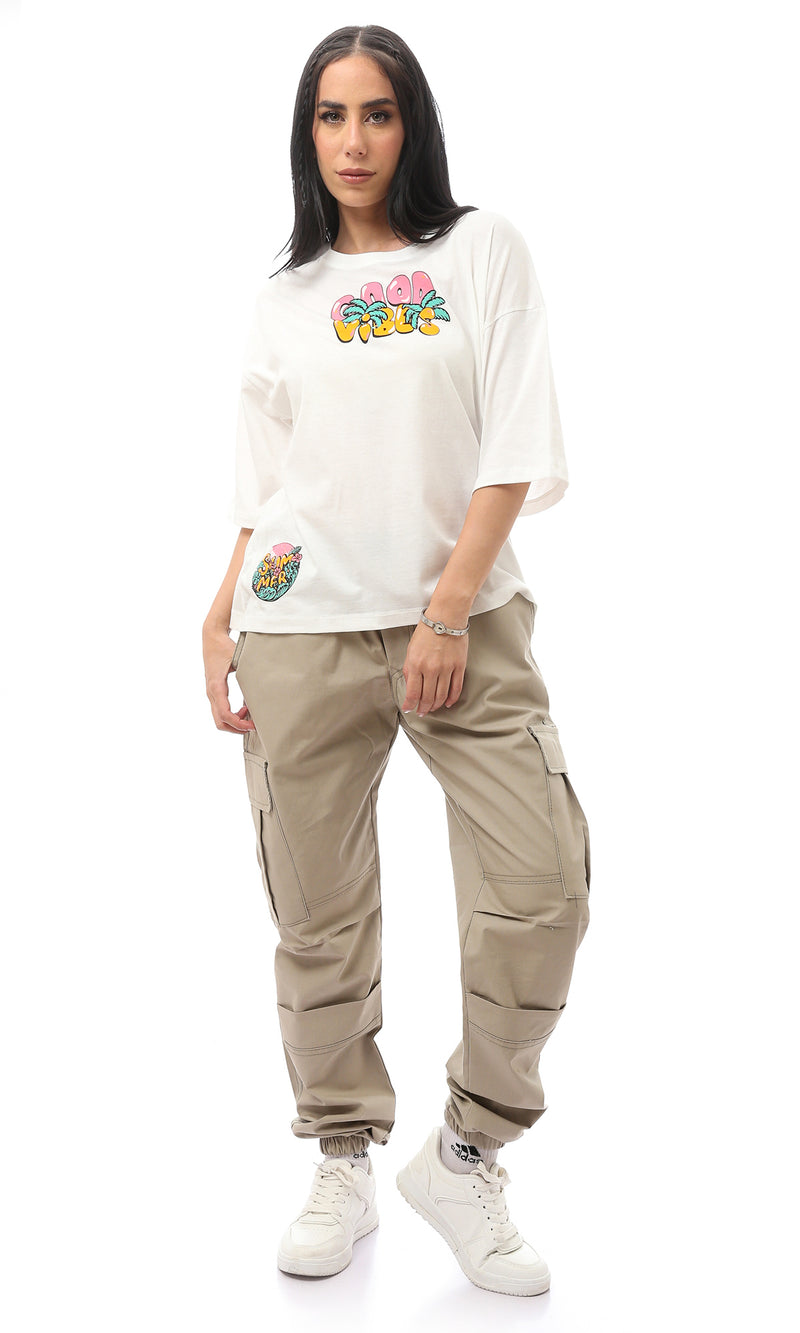 تيشيرت أبيض مطبوع قصير الأكمام سهل الارتداء