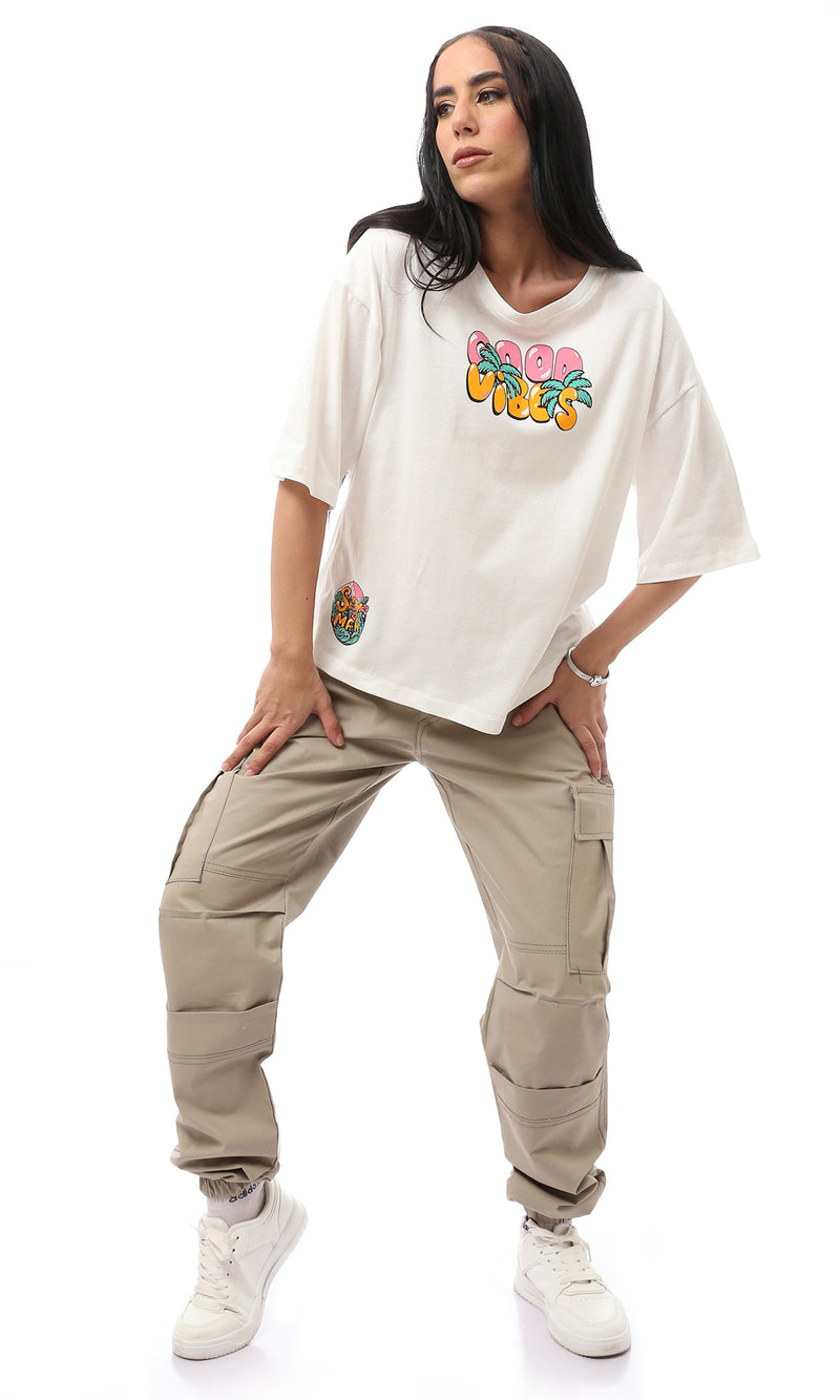 تيشيرت أبيض مطبوع قصير الأكمام سهل الارتداء