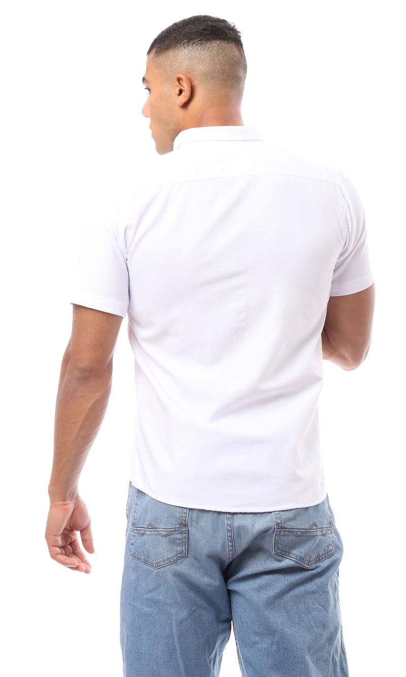 قميص مريح أبيض بأكمام قصيرة وأزرار