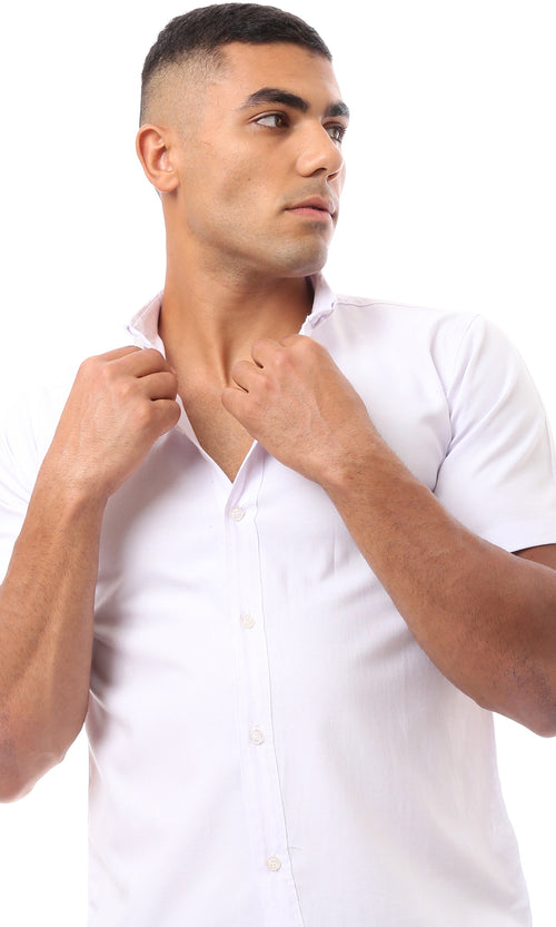 قميص مريح أبيض بأكمام قصيرة وأزرار