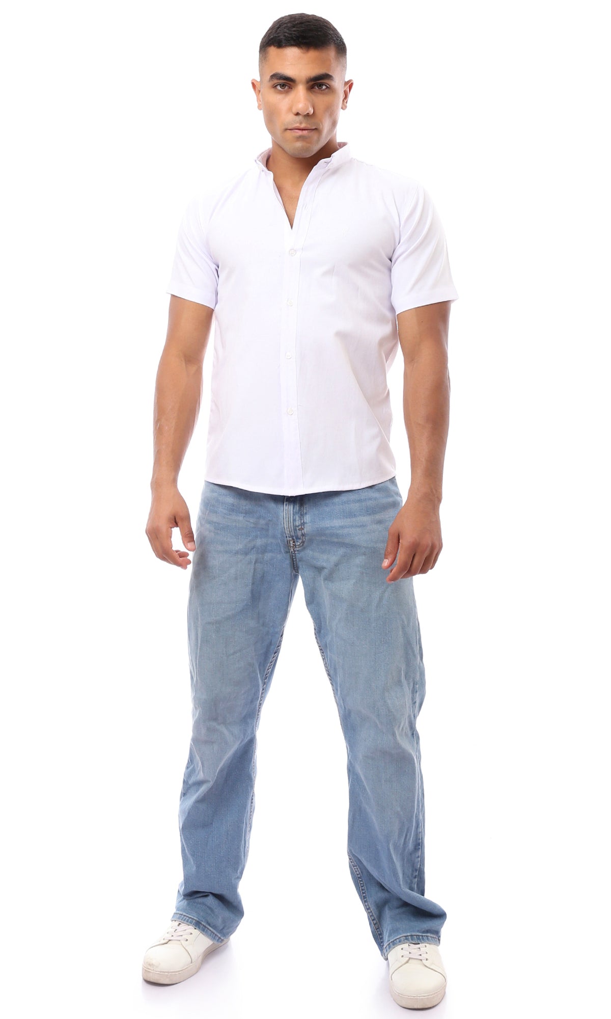 قميص مريح أبيض بأكمام قصيرة وأزرار