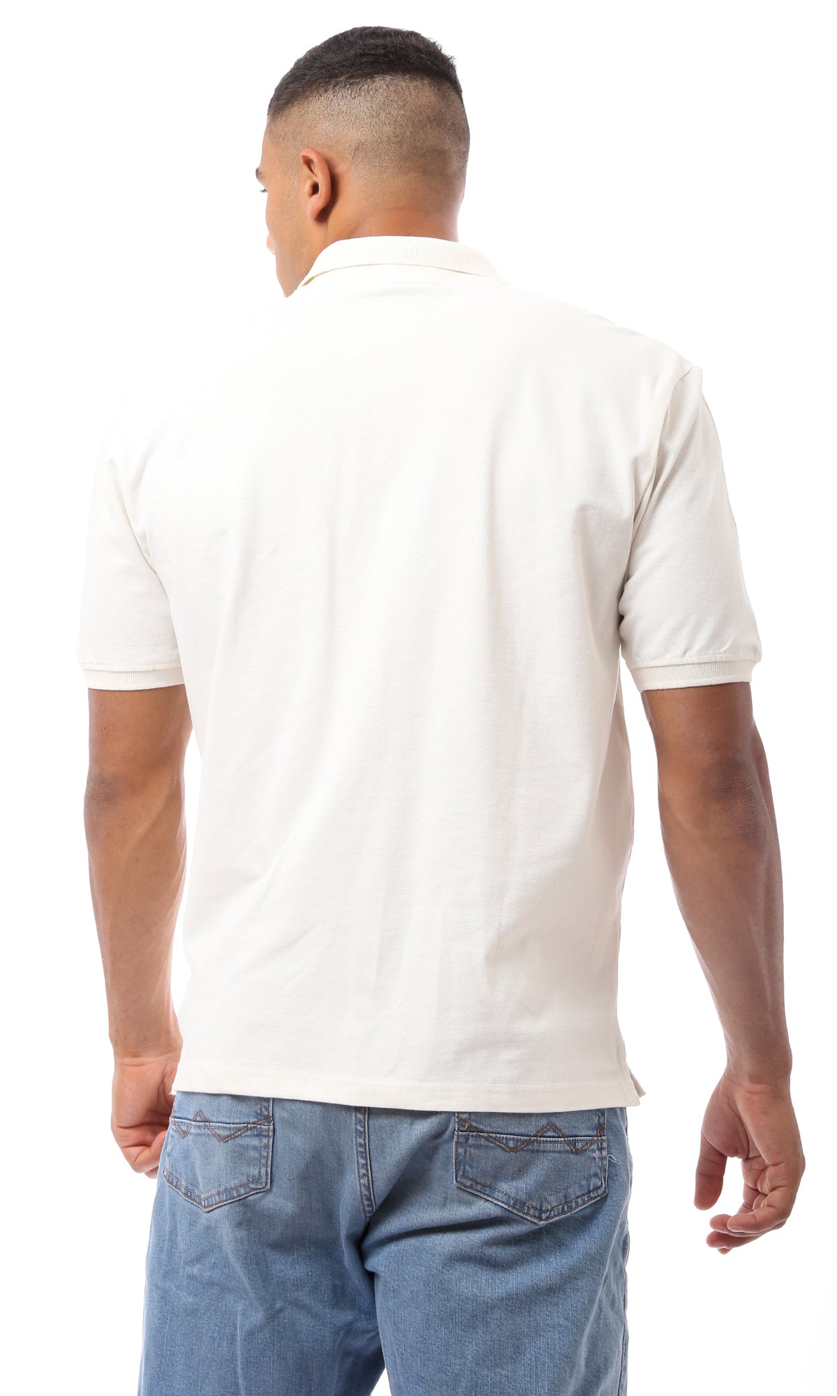 قميص قطن بولو أوف وايت مع ياقة مطوية لأسفل