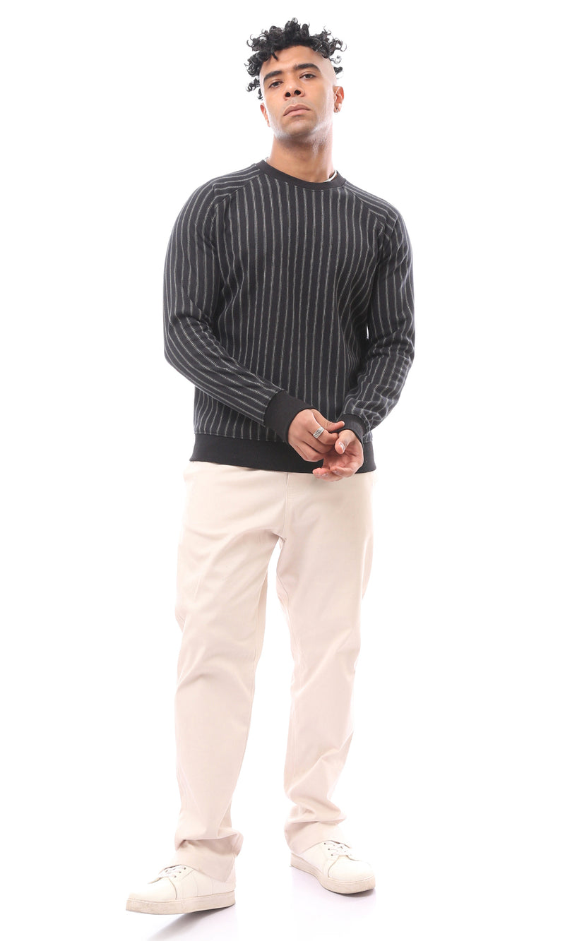 سويت شيرت أسود مخطط برقبة دائرية سهل الارتداء