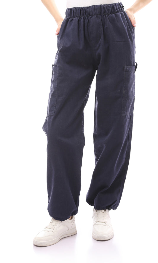 بنطلون جينز أزرق غامق بساق واسعة سهل الارتداء مع طويات