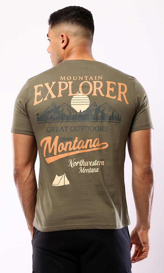 تي شيرت زيتوني غامق بطباعة خلفية "Mountain Explorer"