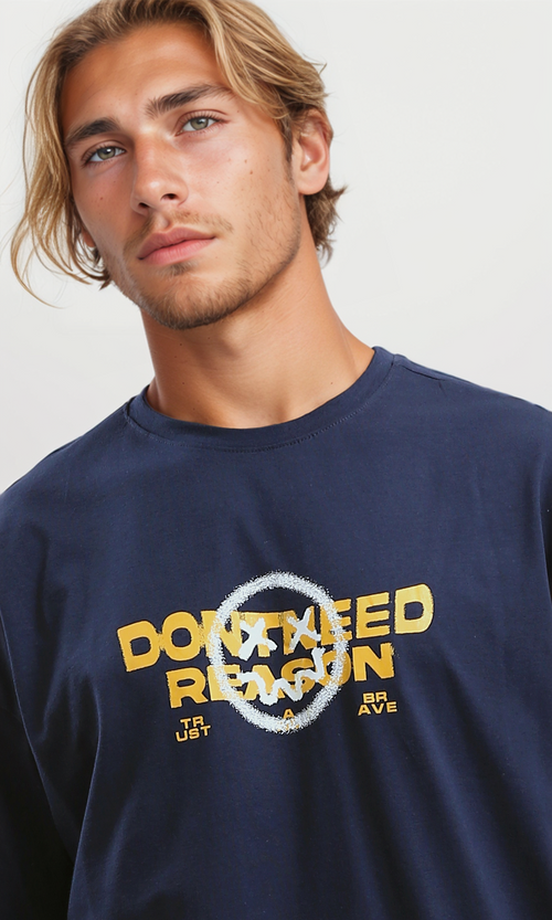 تي شيرت برقبة دائرية كحلي غامق مع طباعة أمامية