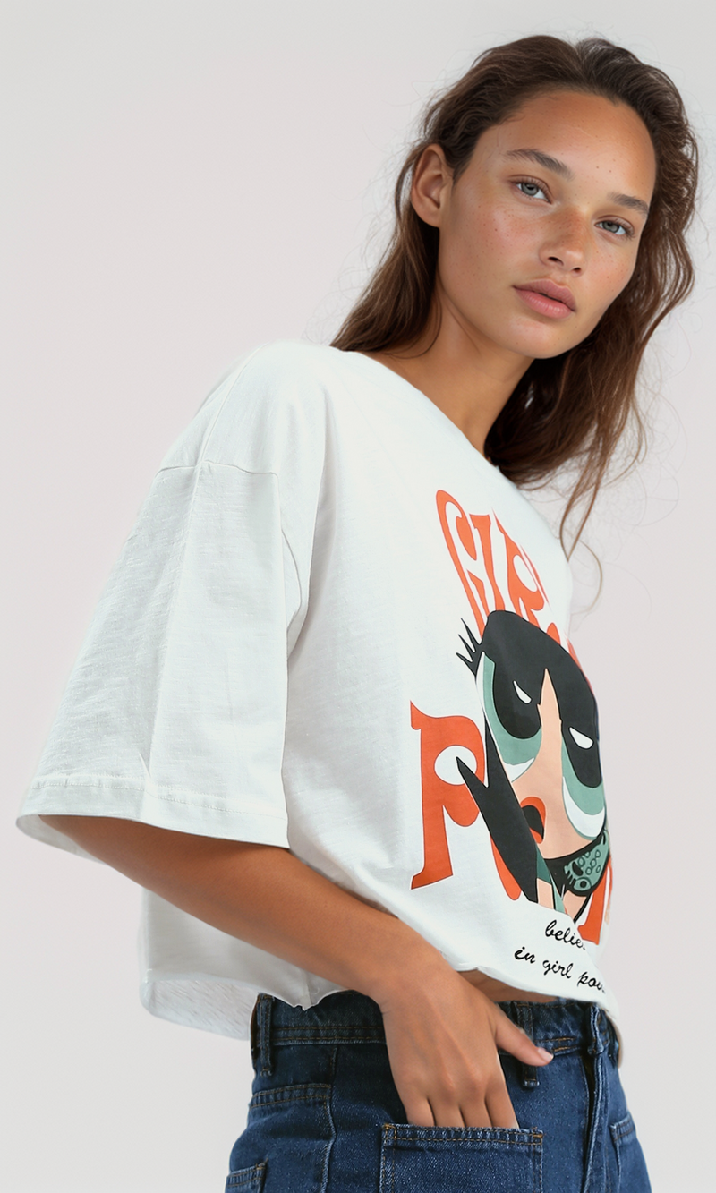 تي شيرت كاجوال أبيض بياقة دائرية وطبعة أمامية