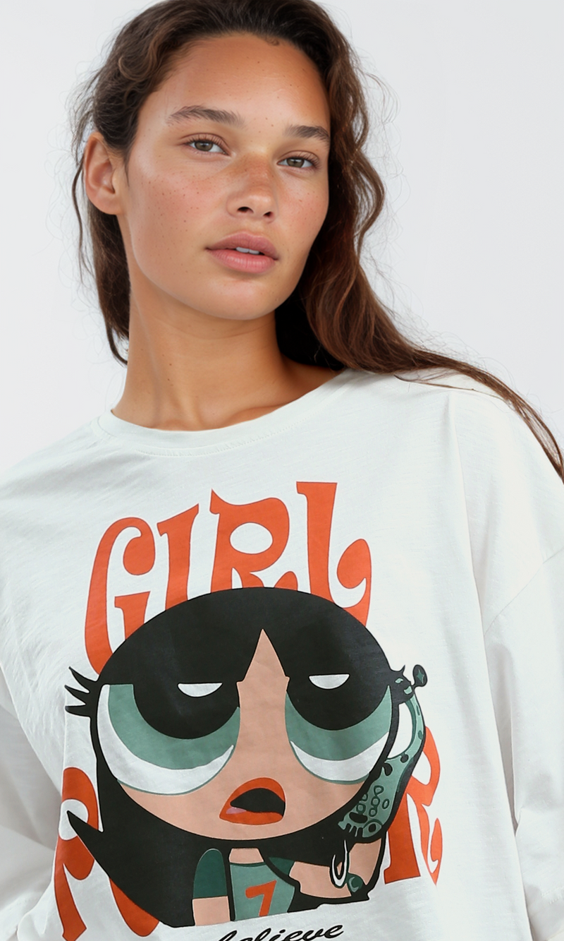 تي شيرت كاجوال أبيض بياقة دائرية وطبعة أمامية