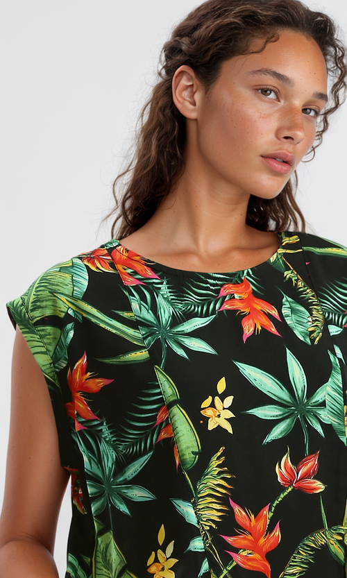 توب صيفي أسود وأحمر بقصة مريحة بدون أكمام