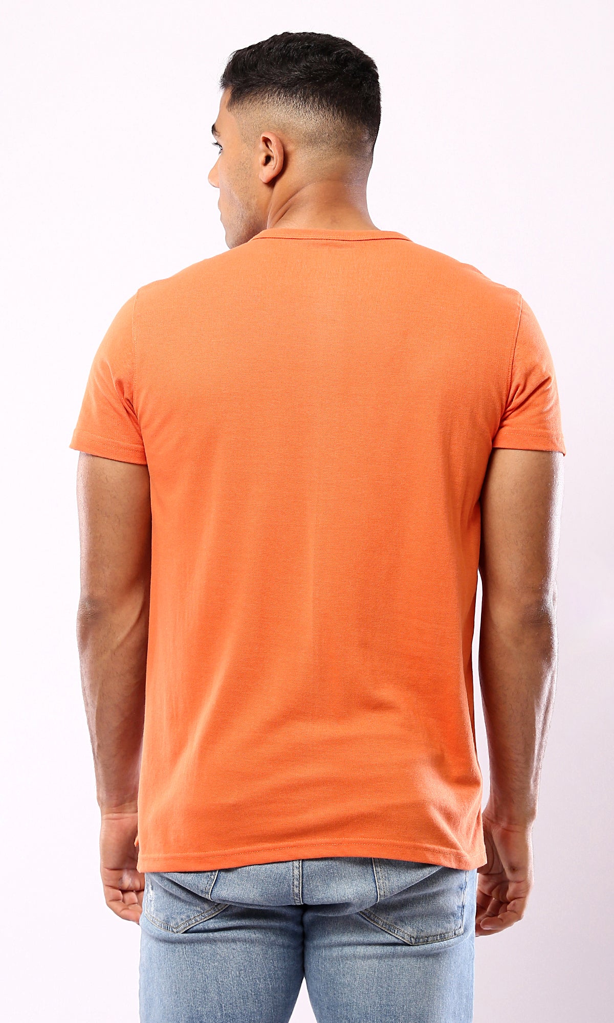 قميص هينلي برتقالي بأكمام قصيرة وأزرار
