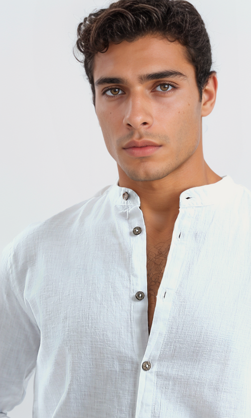 قميص أبيض بأكمام طويلة وأزرار خشبية