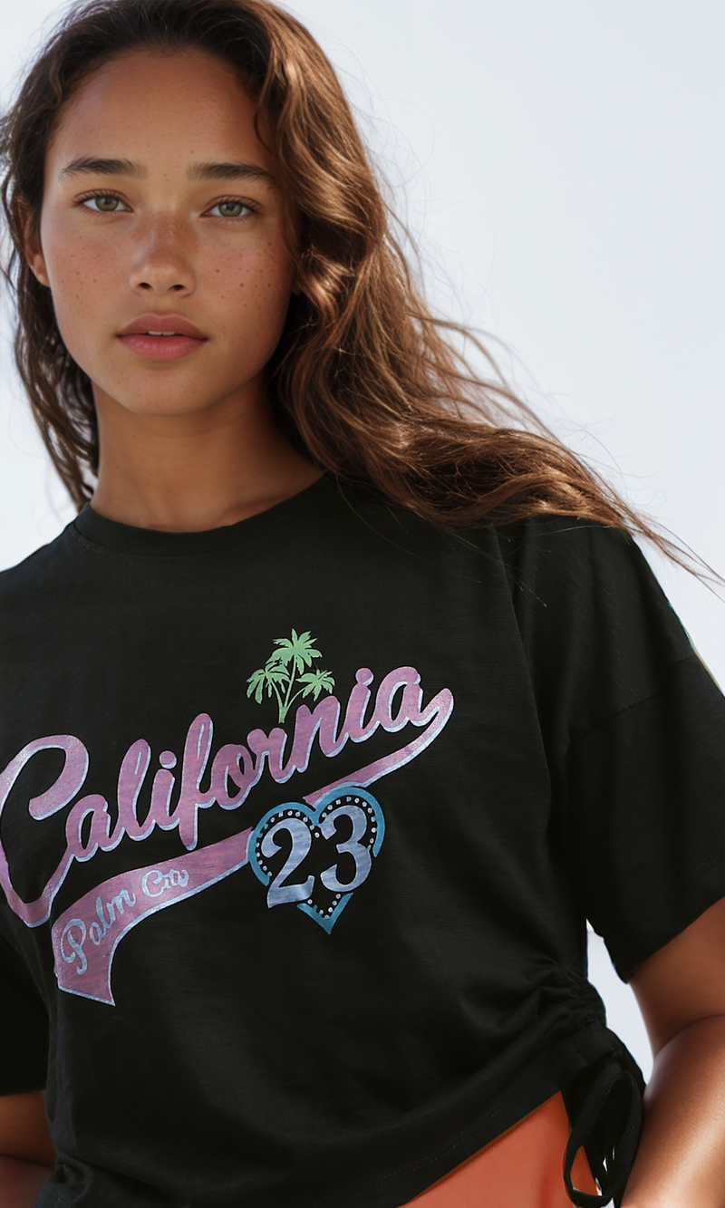 تي شيرت قصير أسود بقصّة مريحة ومطبوع "California"