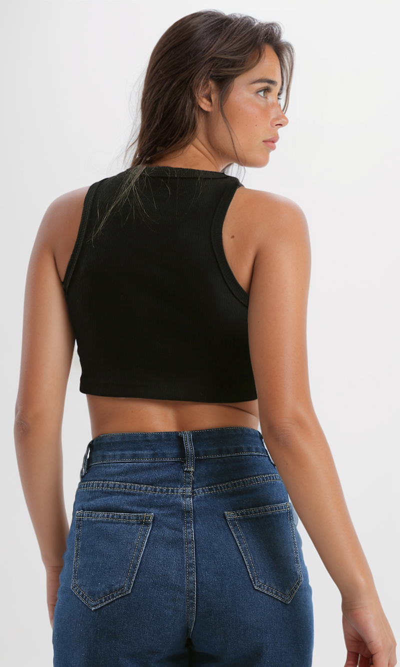 تانك توب أسود بقصة عادية بدون أكمام