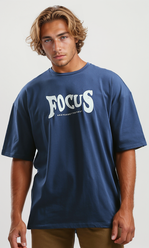 تي شيرت جينز أزرق بطبعة أمامية وخلفية ورقبة دائرية