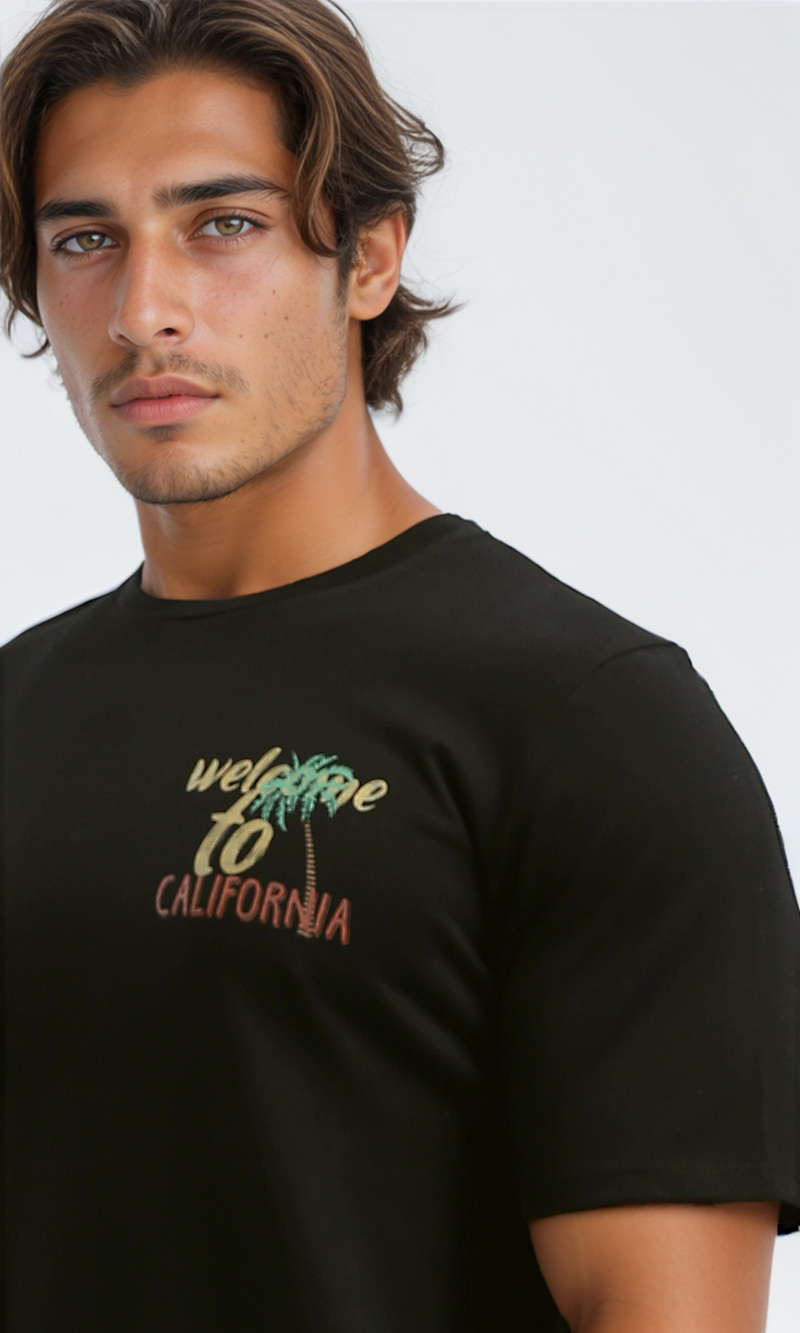 تي شيرت أسود برقبة دائرية وطبعة أمامية وخلفية