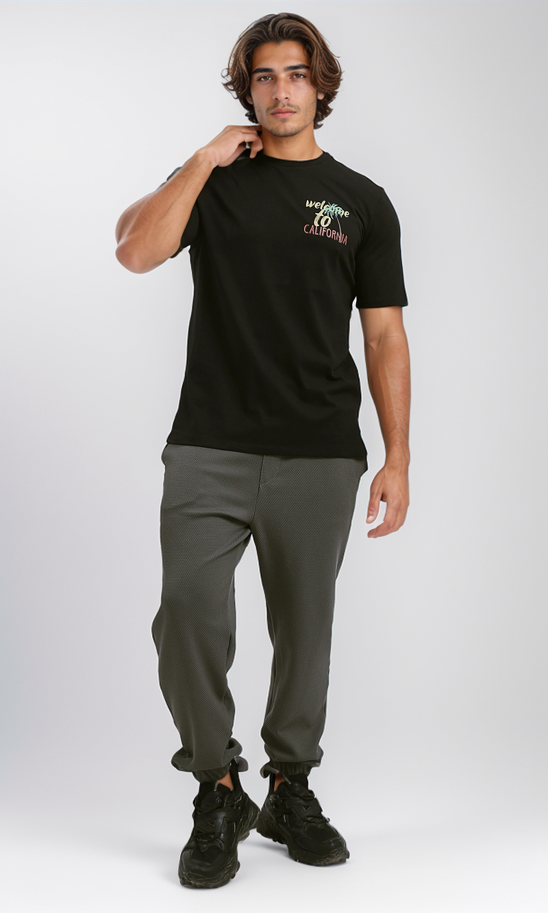 تي شيرت أسود برقبة دائرية وطبعة أمامية وخلفية