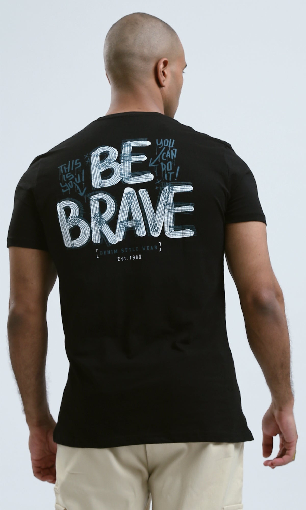 تي شيرت قطن أسود مطبوع "Be Brave" من الأمام والخلف