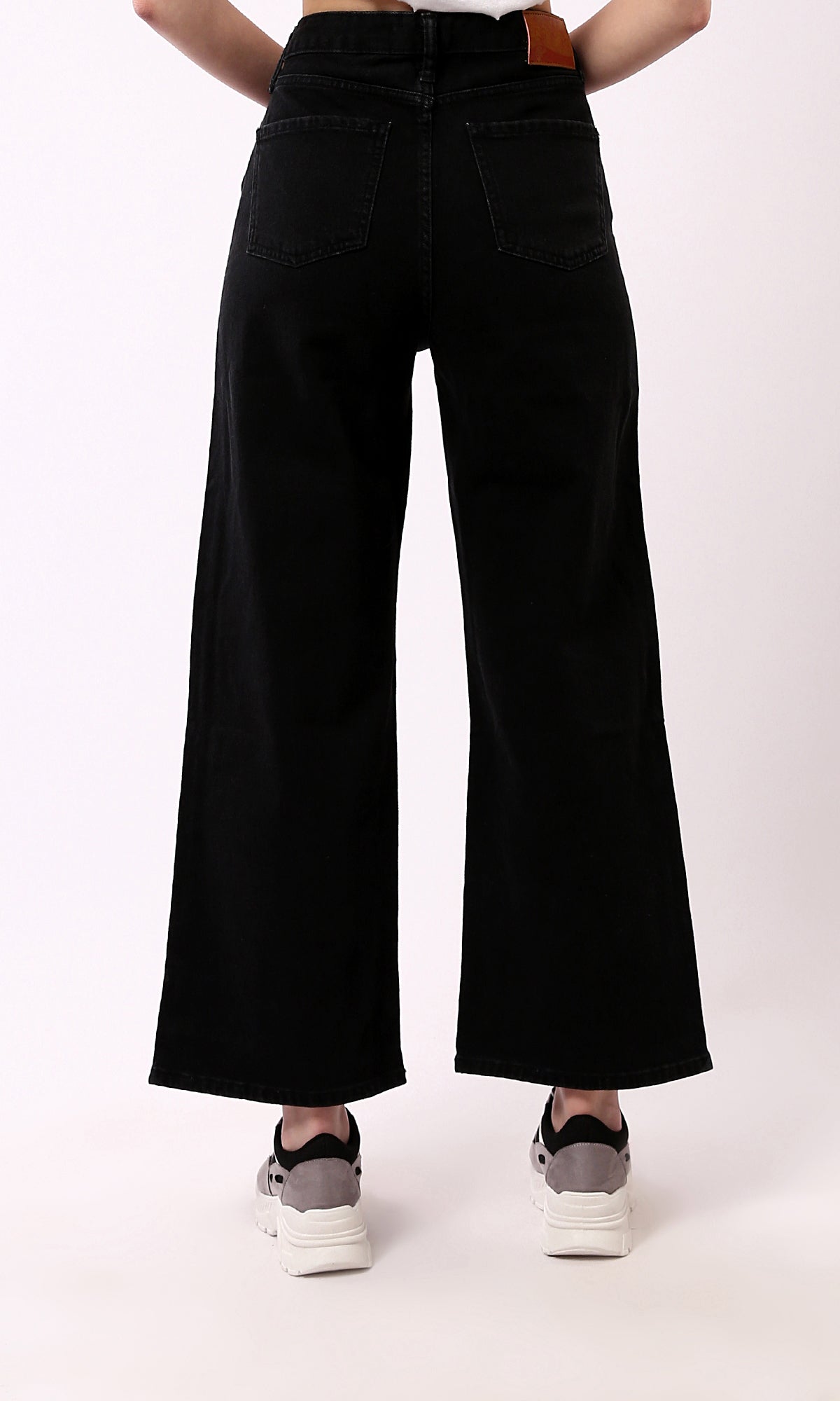 O183103 Wide Leg Solid Black Buttoned Jeans